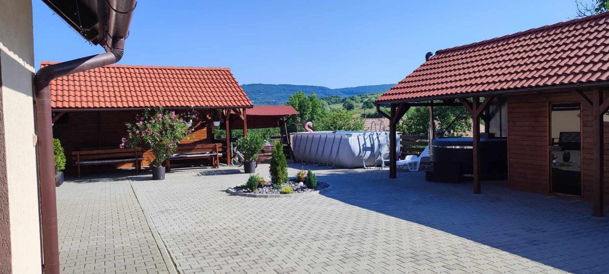 Готель Farkaslaki Panorama Vendeghaz Lupeni  Екстер'єр фото